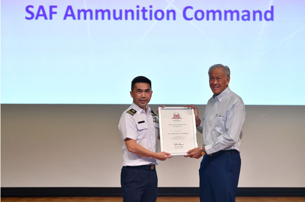 Dr Ng presenting the Minister for Defence Award (MDA) to ME7 Liew Hin Ban Commander SAF Ammunition Command.