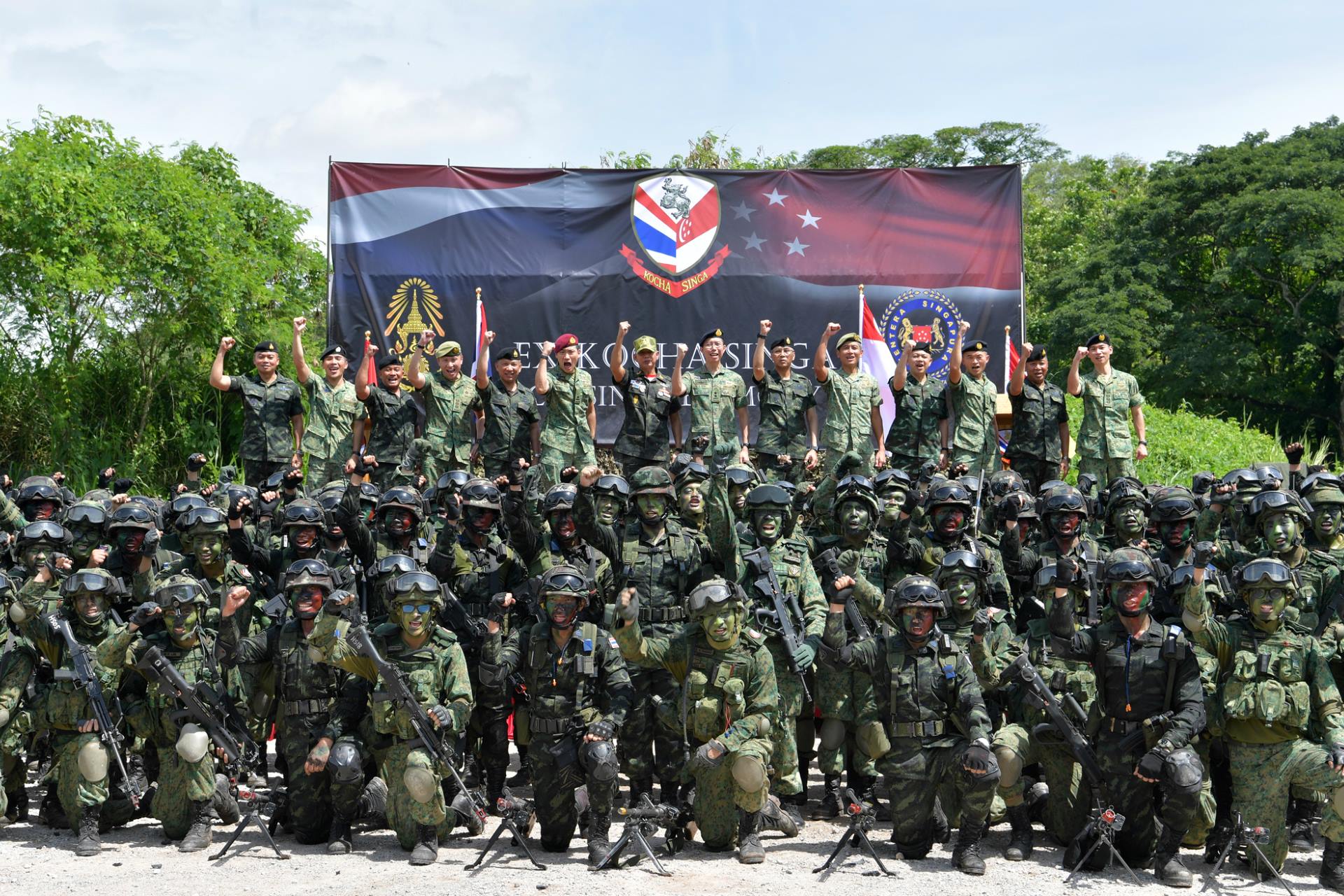 Chief of Army Major-General (MG) Goh Si Hou and Commander-in-Chief of the Royal Thai Army (RTA) General (GEN) Apirat Kongsompong with soldiers from the Singapore Army and the RTA.