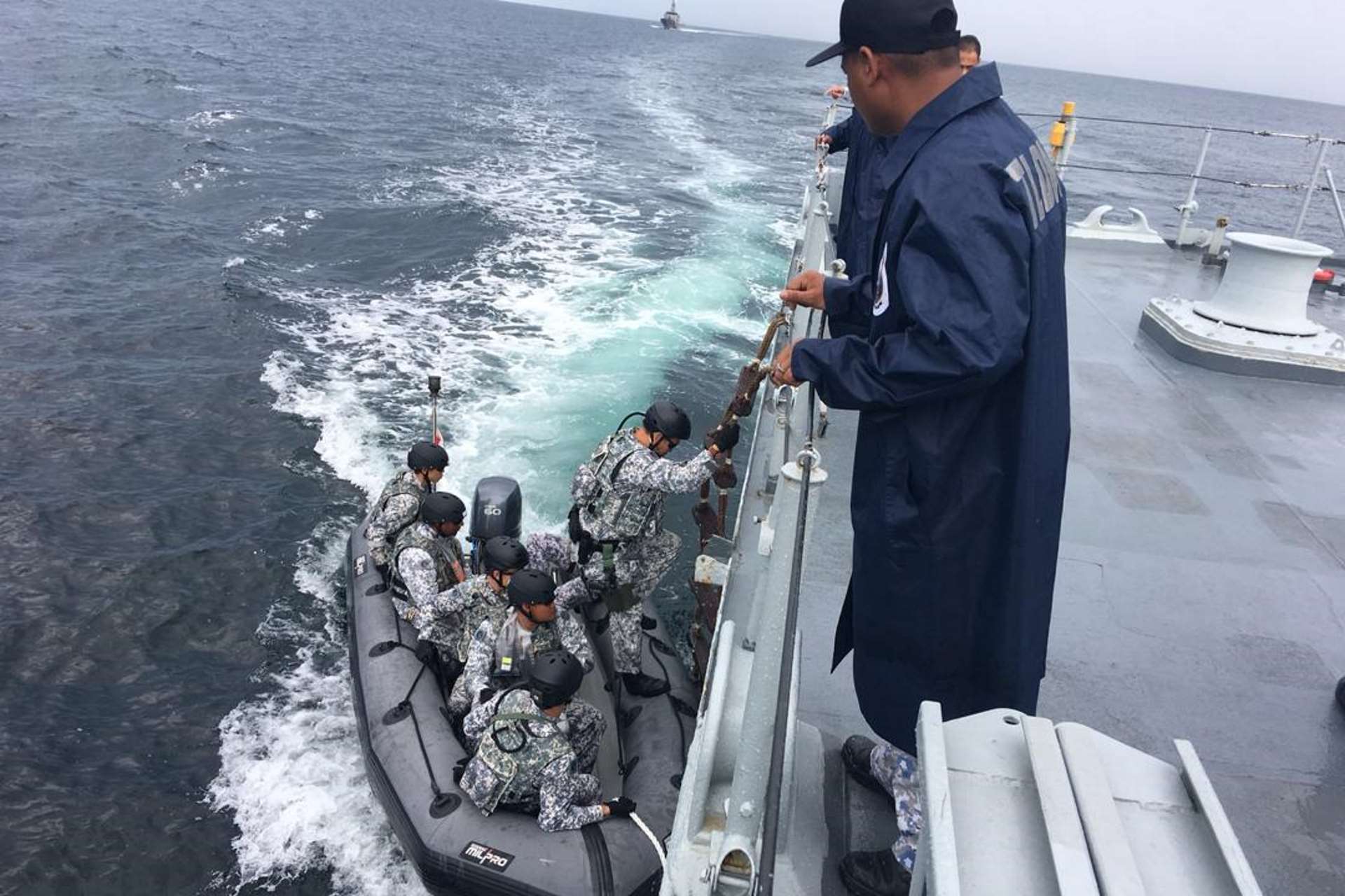 RSN personnel participating in a boarding exercise during Exercise Malapura 2018.