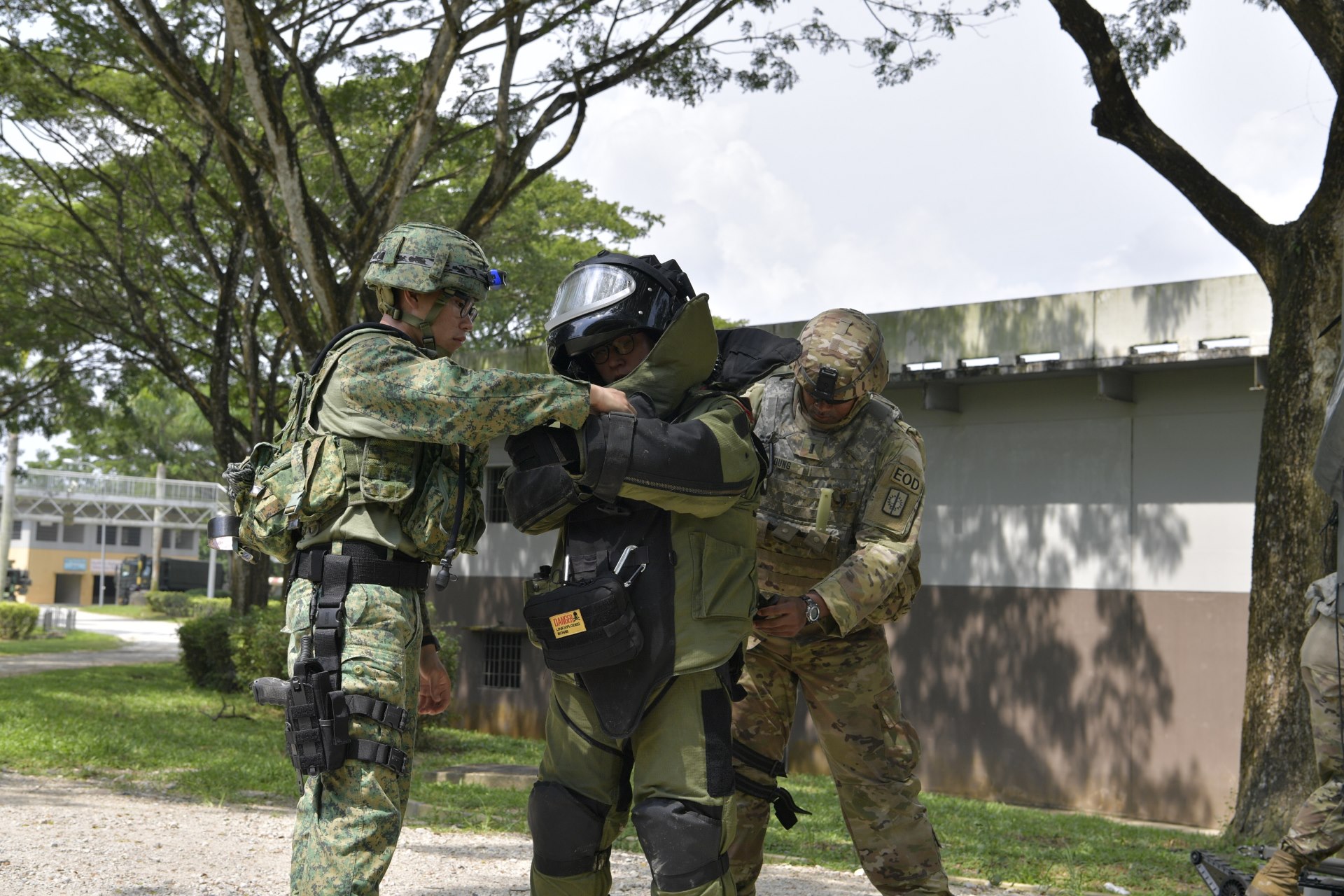 Personnel from the 36th Battalion, Singapore Combat Engineers and the US Army’s 303rd EOD Battalion preparing for a counter IED mission. 