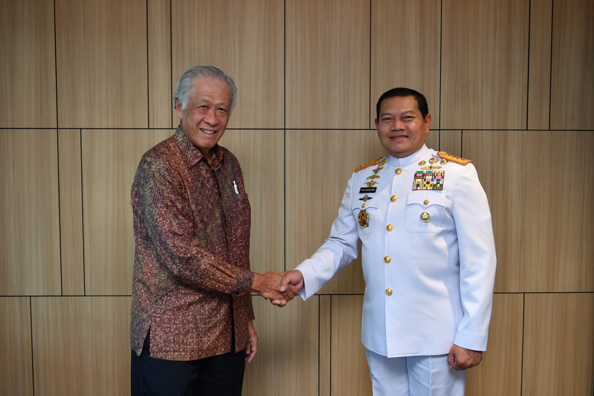 Commander-in-Chief of the Indonesian National Defence Forces ADM Yudo Margono (right) calling on Minister of Defence Dr Ng Eng Heng (left).