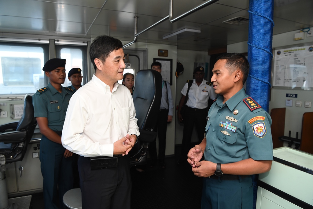 Mr Heng speaking with Commanding Officer of Indonesian Navy ship, KRI Halasan.