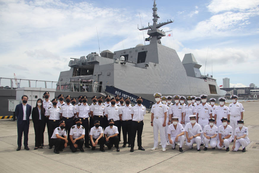 RSS Intrepid was welcomed by the crew of JS Yamagiri when they arrived at Yokosuka Naval Base. Also present were representatives from the Singapore Embassy in Japan.