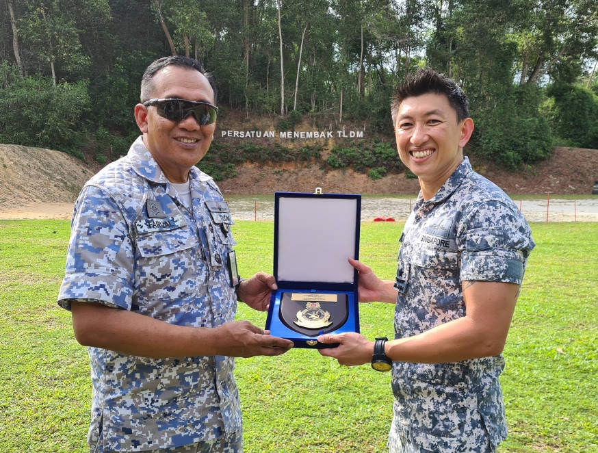 RADM Lim (right) presenting a plaque to thank RADM Farizal Myeor for hosting him during the visit.