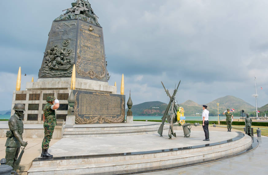 RADM Wat laying a wreath at the Royal Thai Marine Corps Monument as a mark of respect for the marines who lost their lives serving their country.