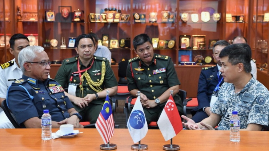 Commander MSTF / MARSEC Command Rear Admiral (RADM) Seah Poh Yeen and GEN Affendi discussing about maritime security and the role that IFC plays in the region.