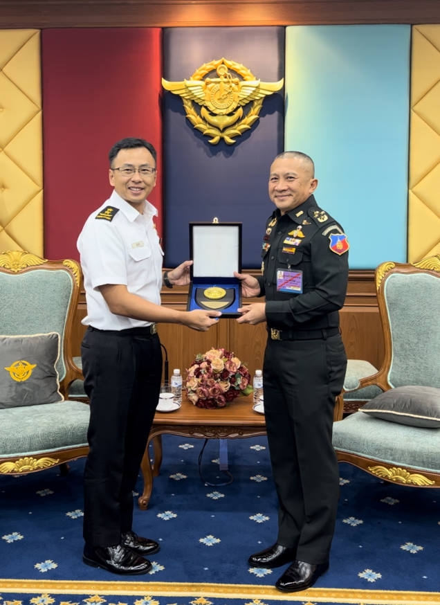 RADM Wat calling on Chief of Defence Force, Royal Thai Armed Forces, GEN Songwit Noonpackdee.