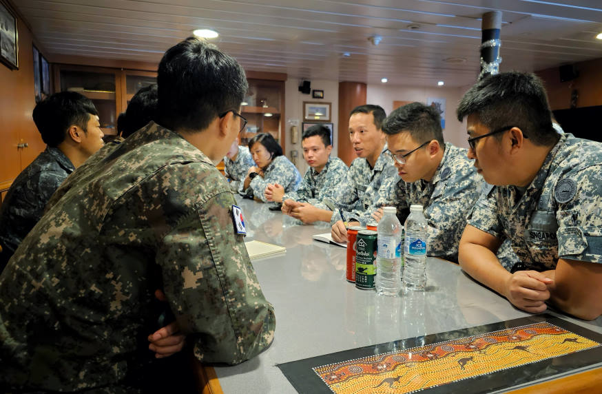 Both RSN and ROKN personnel conducted planning ashore on board RSS Tenacious. 
