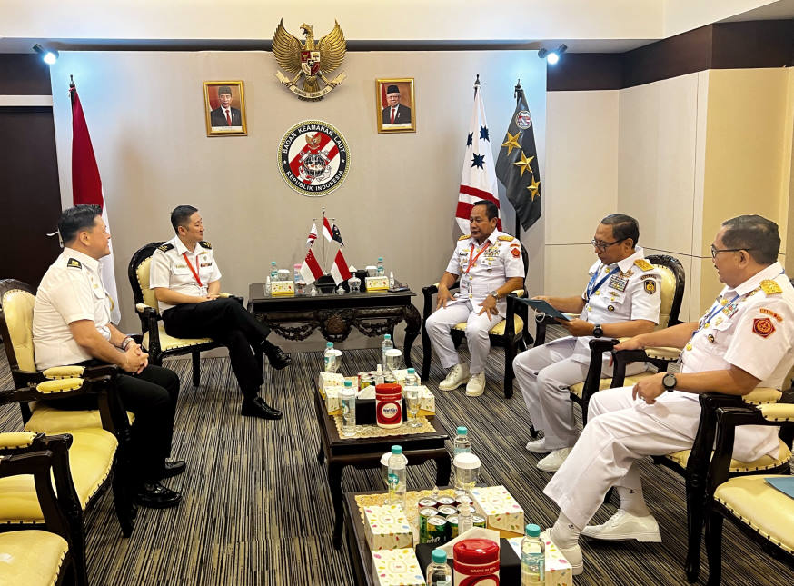 During his visit to Jakarta, RADM Leong also met with Head Indonesian Maritime Security Agency (KABAKAMLA) VADM Aan Kurnia.