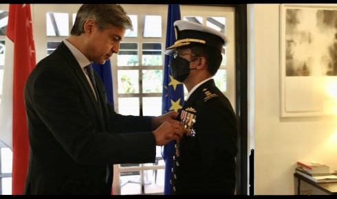 Presentation of "Officier de l'Ordre National du Mérite" to CNV