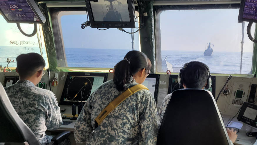 RSS Tenacious’ crew keeping watch at the Bridge as they conduct a manoeuvring exercise serial with ROKS Gang Gam-chan. 