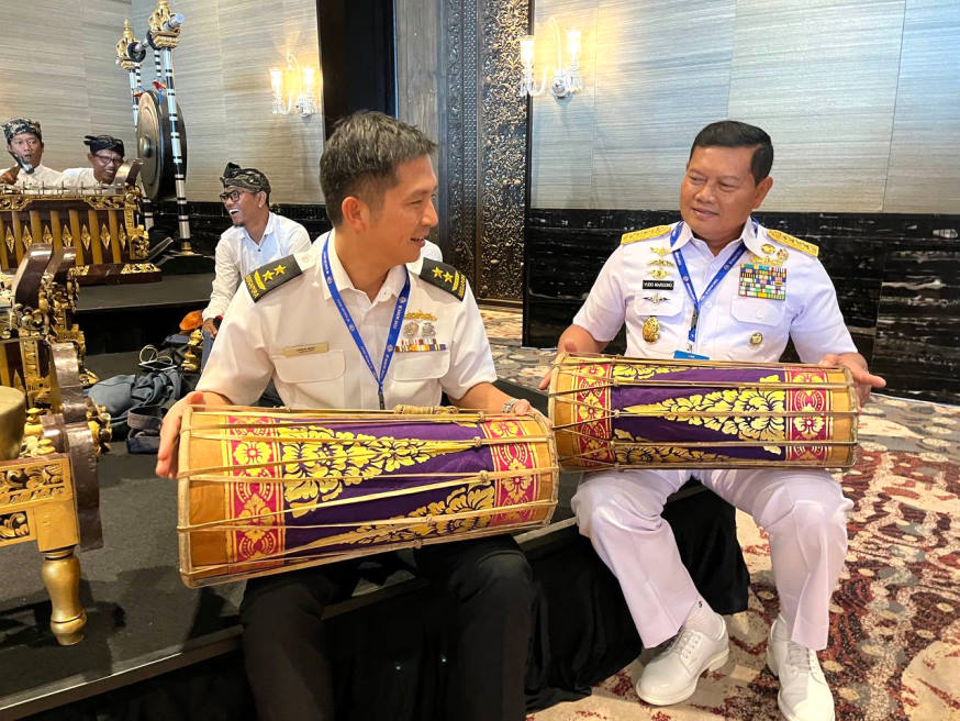 A light moment between RADM Beng and Indonesian Navy Chief of Navy ADM Yudo Margono (right) during the ANCM.