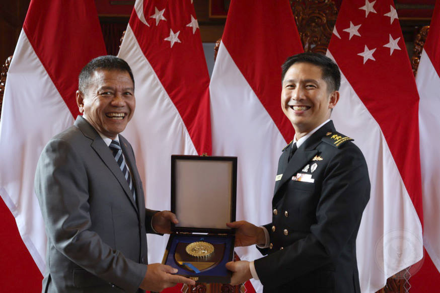 RADM Beng (right) presenting Indonesian Deputy Minister of Defence M. Herindra (left) with a memento.