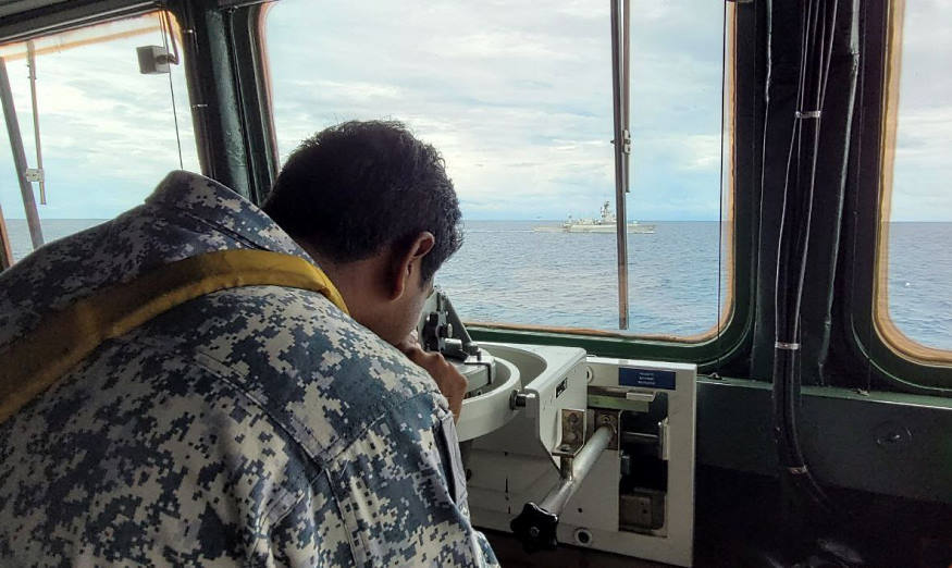 A bridge lookout from RSS Tenacious monitoring the compass bearing of KRI Bung Tomo during the manoeuvring exercise serial.