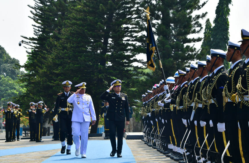 Inspecting the Guard-of-Honour at the TNI HQ