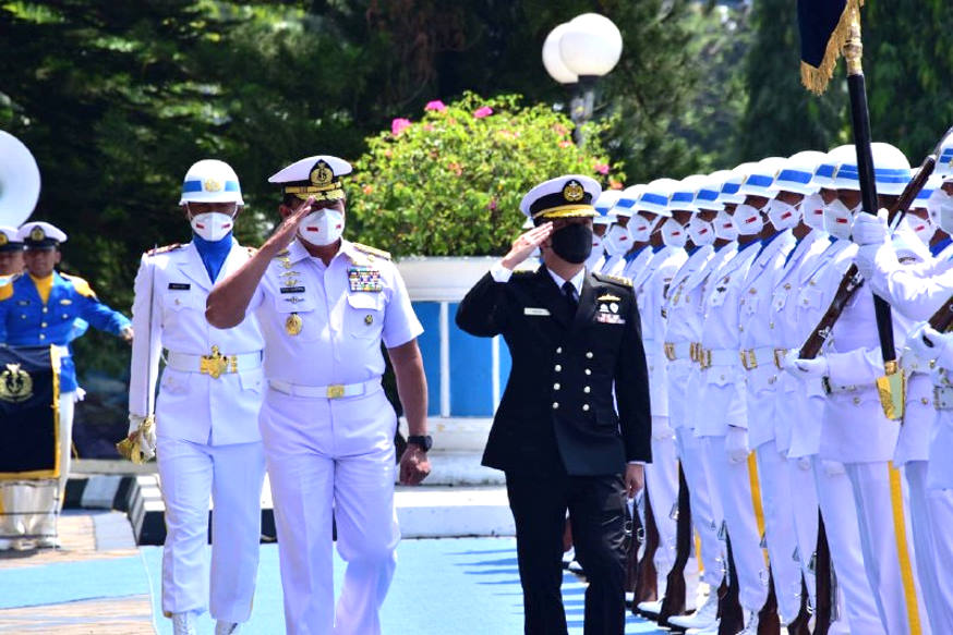 RADM Beng being received by the ceremonial Guard-of-Honour at the Indonesian Navy Headquarters.