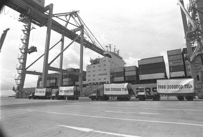 Loading and unloading of containers at Port of Singapore Authority's (PSA) Tanjong Pagar Terminal. (Ministry of Information and the Arts Collection, courtesy of National Archives of Singapore)