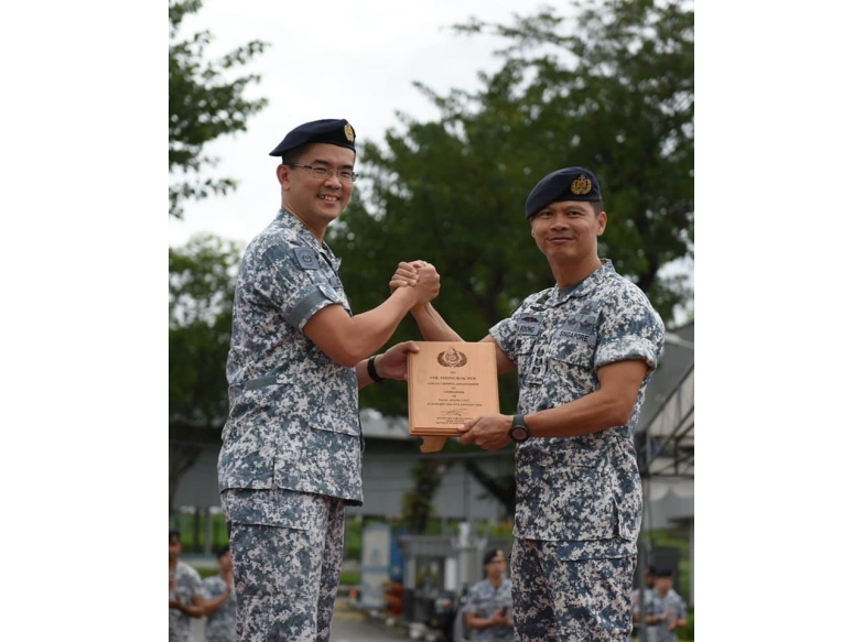 Chief of Navy RADM Lew Chuen Hong (left) presenting the Command Plaque to outgoing Commander NDU, COL Foong Kok Pun (right).