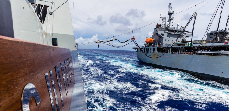 RSS Supreme conducting a Replenishment at Sea drill with HMAS Sirius.