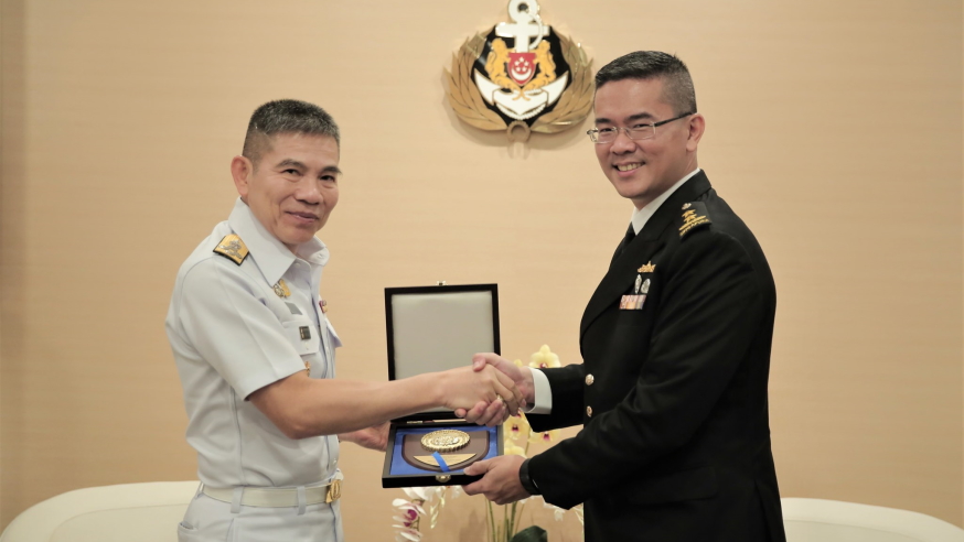 ADM Luechai called on Chief of Navy RADM Lew Chuen Hong at MINDEF. Both leaders reaffirmed excellent bilateral relations and discussed greater cooperation, particularly in new areas such as submarine rescue.
