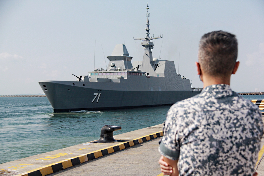 COL Ng Xun Xi, Commander of 1st Flotilla sending off RSS Tenacious, which is deploying for Exercise Pacific Griffin.