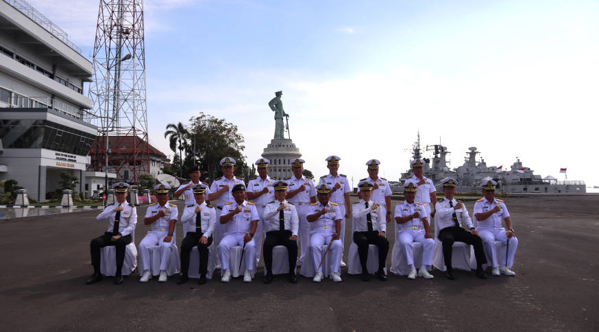 RADM Wat also visited the Commander Second Fleet of the Indonesian Navy (PANG KOARMADA II) at their headquarters in Surabaya