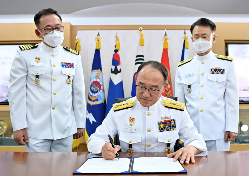 Chief of Naval Operations Republic of Korea Navy (ROKN) ADM Boo, Suk-Jong signing the MOU.