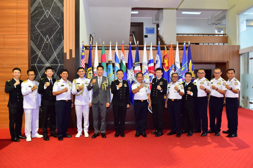 RADM Wat and his delegation also met with Chief of Indonesian Maritime Security Agency (KABAKAMLA) during the visit.