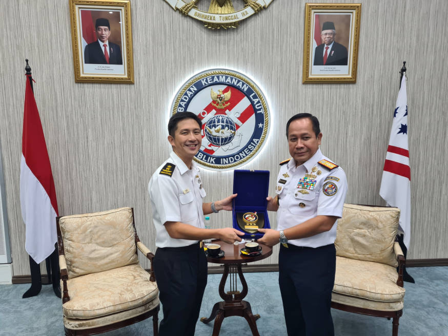 VADM Aan (right) presenting a momento to RADM Beng (left) at the end of the visit.