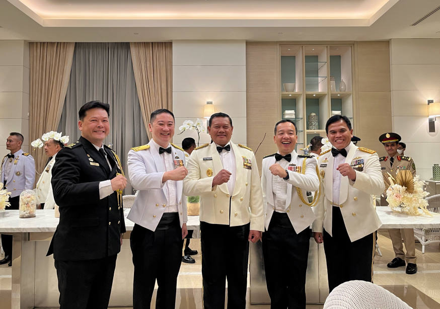  RADM Leong (2nd from left) with the Chief of the Indonesian Navy (KASAL) ADM Yudo Margono (center) at a welcome dinner in Jakarta, Indonesia.