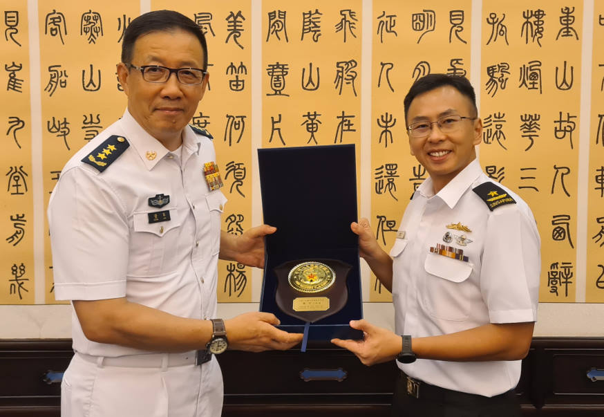 RADM Wat presenting a plaque to ADM Dong Jun after the courtesy call