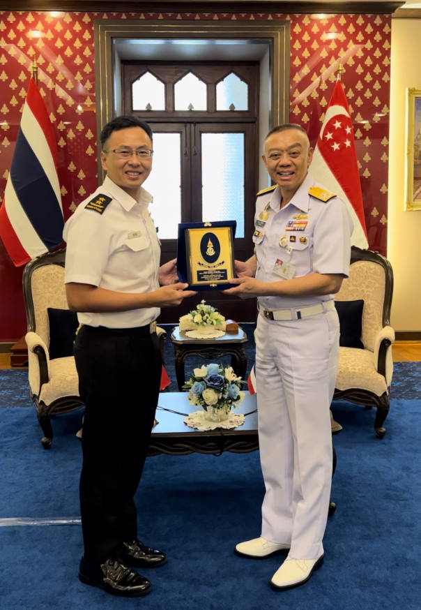 RADM Wat calling on Commander-in-Chief, Royal Thai Navy, ADM Adoong Pan-iam at the Royal Thai Navy Headquarters where he also inspected the Guard-of-Honour contingent. 