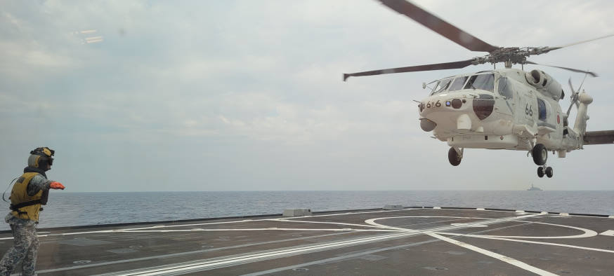 A helicopter from JS Yudachi approaching RSS Tenacious during the contactless cross-deck landing as part of the interaction at sea.