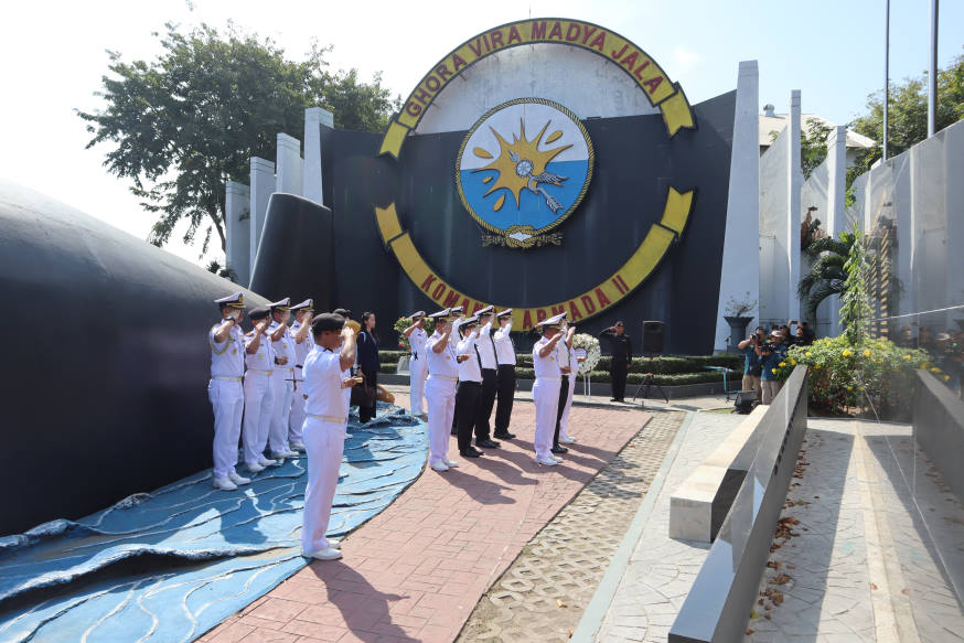 Paying their respects at the monument for the perished sailors of KRI Nanggala 402. RADM Wat also laid a wreath at the monument during his visit. 