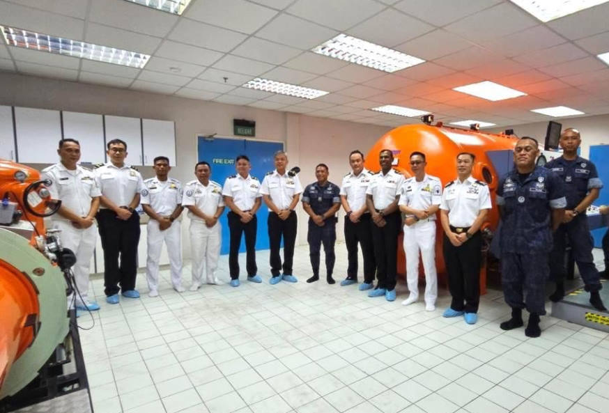 A visit to the RBN Naval Diving Unit and hyperbaric center.