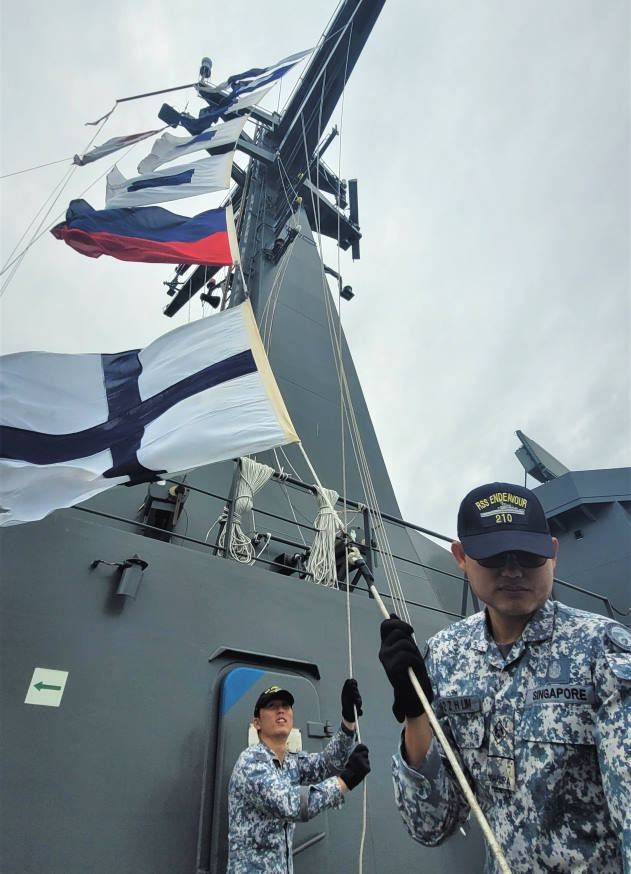 RSS Endeavour's Communication Systems Operators hauling a message encoded by nautical flags during the 'Flag Hoist' communication exercise serial. Like PUBEX, these messages are 'coded', but are transmitted via flags. 