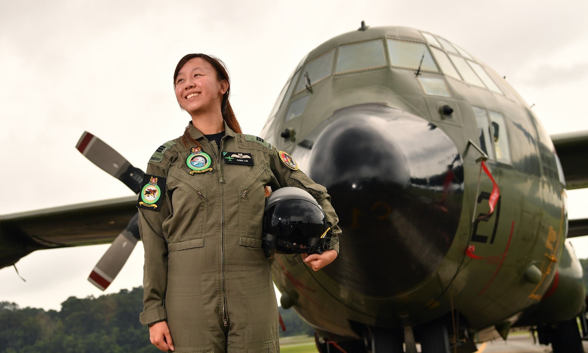 她获得C-130型大力神运输机飞行员资格