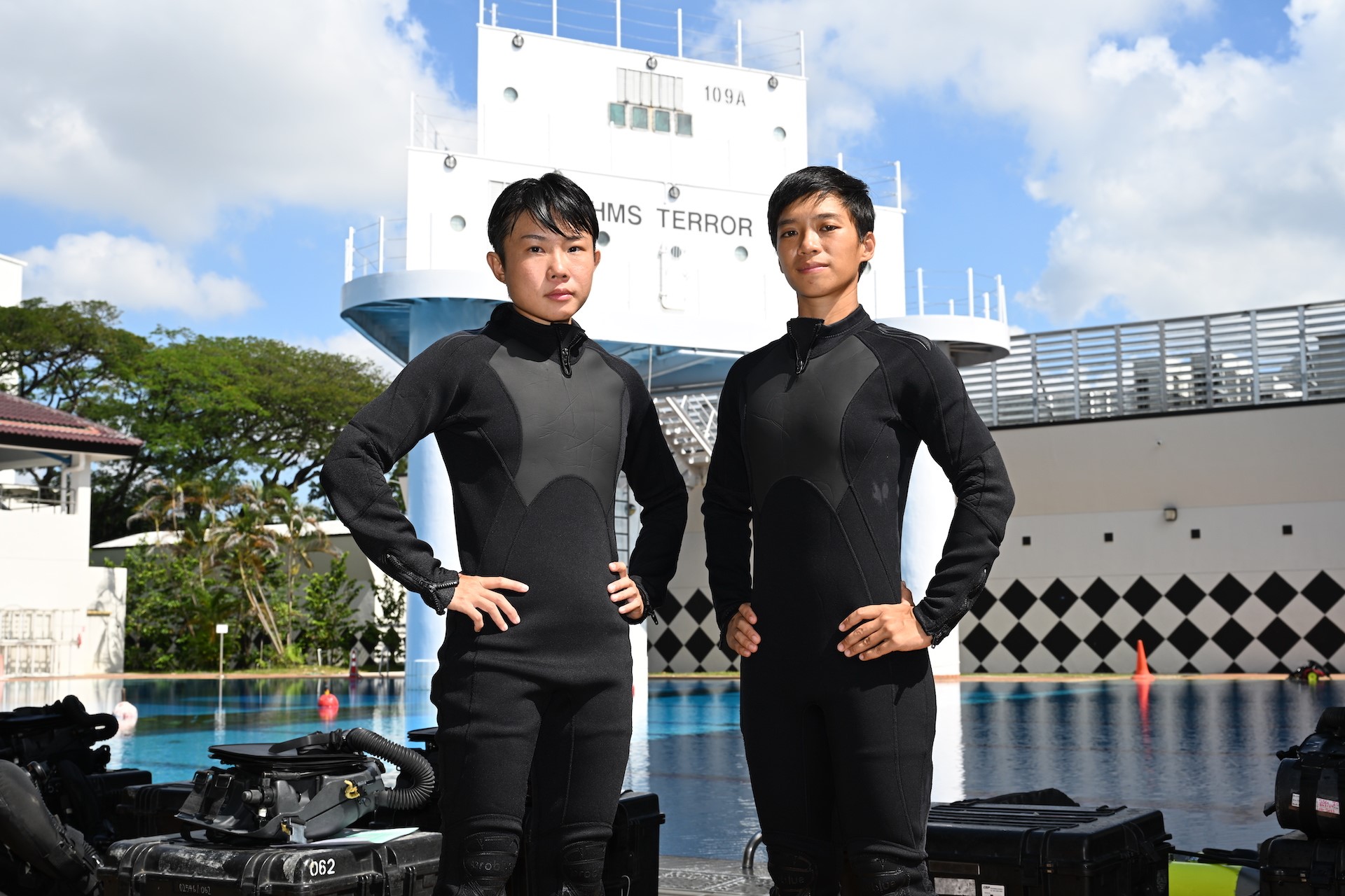 两位女性战斗潜水员新人加入了海军潜水单位行列
